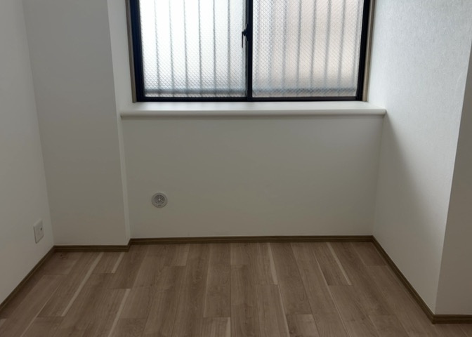 洋室のメリットは重い家具が置きやすく、身の回りが整理しやすいことです。　床がフローリングのため畳とは異なり凹みにくいです。　クローゼットなど収納が豊富で、普段使わない旅行カバンや服の整頓も簡単にです。
