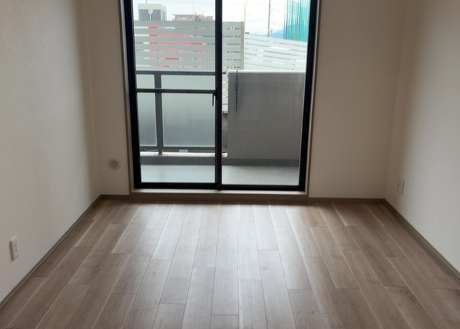 寝室でゆっくりと過ごすためにはベッド周りの適度な空間を担保することや窓の位置、照明の明るさ、寝室の広さなどを考える必要があります。自身や家族の構成とライフスタイルに併せて寝室にする部屋を選びましょう！