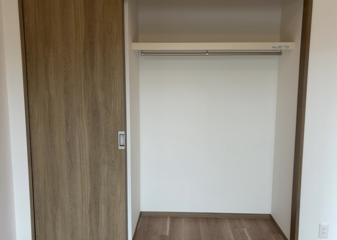 デザイン性を重視しすぎて収納が少なかった！なんてことにならないため、事前に現地で収納の数を確認しておくことをお勧めします。クローゼット以外にも床下収納や屋根裏収納、パントリーなどもチェックしましょう。