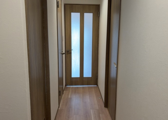 内装はとにかくおしゃれなものがいい！と選ぶ前に、まず住んだ後のことを想像してみましょう。住んでみたらコンセントの位置が悪くて使いにくいなど出てきます。事前にどの家電をどこに置くか想定しておきましょう。