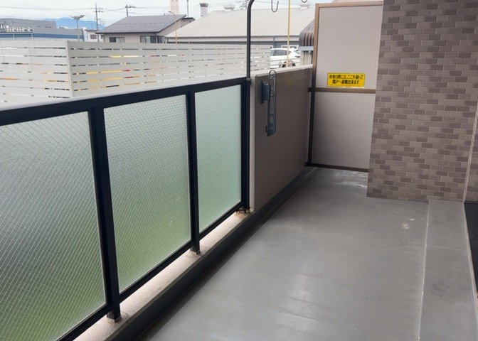 バルコニーは、室外の専用スペースのうち、「屋根がなく開放された空間」であるものを指します。ベランダより広いタイプのものが多く、日当たりもよいため家庭菜園などを楽しみたい人にとって適した環境となります。