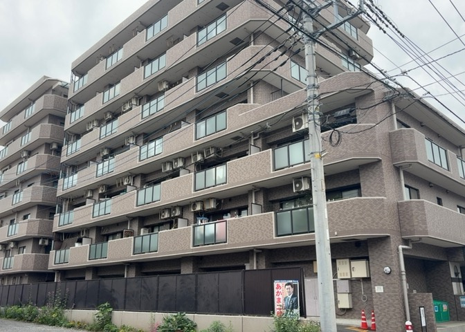 外観はマンション管理がされているかの目安になります。築年数が古いと、壁面は劣化してひび割れが生じることも！建物が古びていても細かいところが修繕されていると、きちんと管理されているなぁと感じるでしょう。