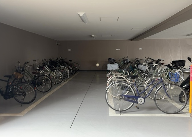 マンションの駐輪場は、事前に空きがあるか確認を取ると安心です。せっかく入居したのに駐輪スペースがない！なんてことになったら大変ですよね。そこで、内見時や購入前にはまず事前に確認しておくと良いでしょう。