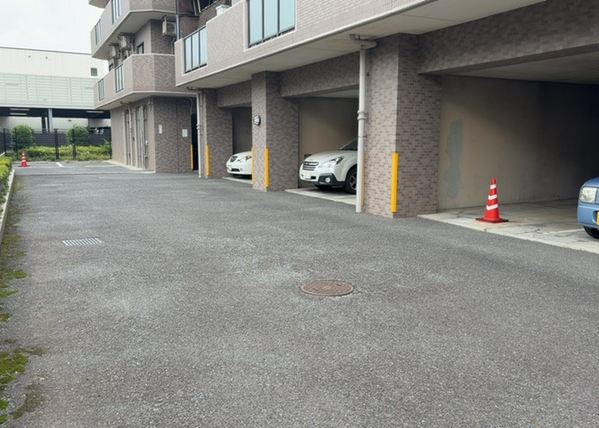 駐車場と明記されていても、最小スペースでつくられた駐車場だと大型車は駐車できなかったり、出入りしにくくなったりする可能性があります。お車のサイズと購入したい物件の駐車場のサイズを現地で確認しましょう。