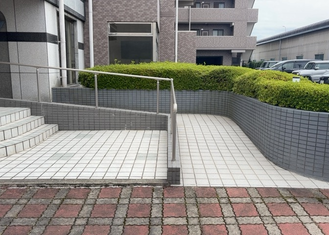 物件によっては、入居者が個人的に使用できる専用庭がついているものもあります。また、住宅の中にある土間の部分を庭と呼ぶこともあります。庭の用途は住む人によって変わり、それによってデザインもさまざまです。