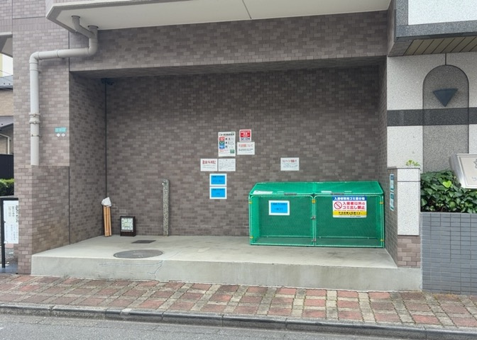 共有部分は、住民なら誰もが使える設備のこと。例えば駐車場やエレベーター、インターネット設備、セキュリティ設備などがあります。他にも、マンションの廊下・外部階段やエントランス・ゴミ置き場などがあります。