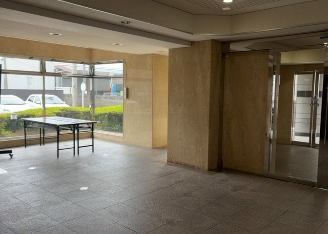 ラウンジは、マンションの共用スペースに椅子やテーブルなどを配置した利用者が寛げる空間です。屋内型ラウンジと屋外型ラウンジがあります。共用部分の管理状況と合わせて、詳細については現地でご確認ください。