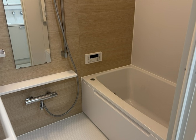 入浴時の快適さも大事なことですが、綺麗な状態を維持できなければ気持ちよく入浴できません。毎日の掃除が楽という点は大事なポイントになります！カビが生えにくく掃除がしやすい、壁や浴槽を選ぶといいでしょう。