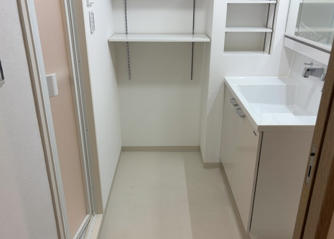 洗面脱衣所は「体を綺麗に整える場所」という目的と役割を持っています。そして便利で使い勝手のいい「体を綺麗に整える場所」にするためには、配置や動線、照明や収納計画をしっかりと検討しておく必要があります。