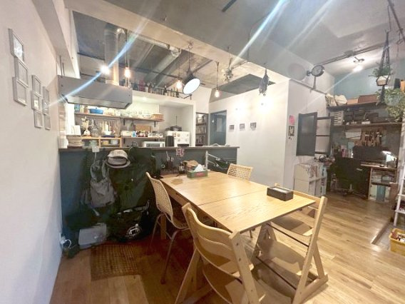 ダイニング部分。　料理中も会話を楽しめるカウンターキッチン