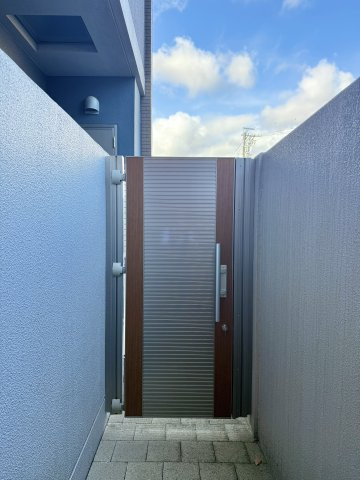 1Fなので、テラス部分から外に出ることもできます。鍵もありますし、防犯カメラも付いているのでセキュリティー的にも安心です！
