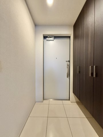 玄関には大きなシューズクロークがあり、家族の履物を収納でき玄関周りを常にスッキリ保つことができます。