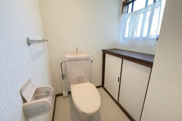2階にもトイレが設置されており、朝の混雑時や夜間の利用にも便利です。階段の上り下りをせずに済むため、生活動線の負担を軽減できます。シンプルで落ち着いた空間で、どなたでも使いやすい設計となっています。