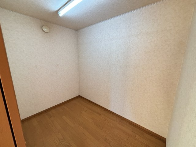 3帖の納戸は季節家電や掃除道具、非常用品の保管にも便利なゆとりある収納空間。窓がない分日焼けの心配もなく長期保管にも適しています。居室を広く使えるため、整理整頓がしやすい実用性の高いスペースです。　