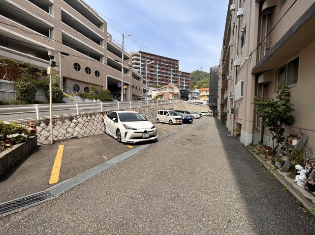 敷地内に駐車場スペースございます。（現在空無）