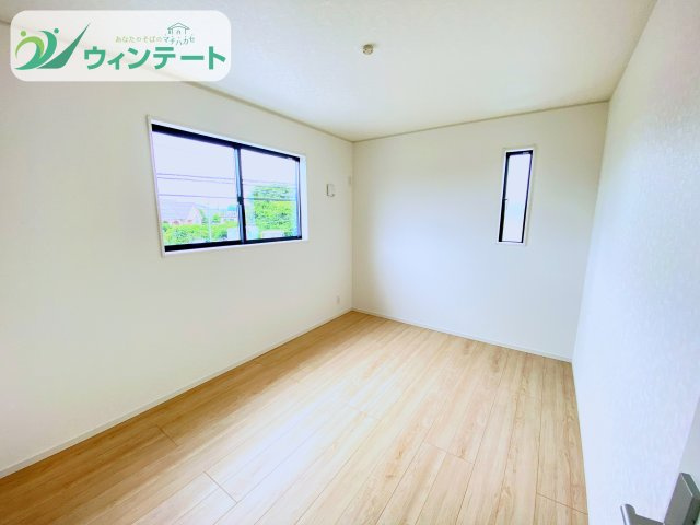 明るく風通しの良い2階洋室。寝室や子ども部屋としてはもちろん、在宅ワークスペースにも活用できる万能な空間です。