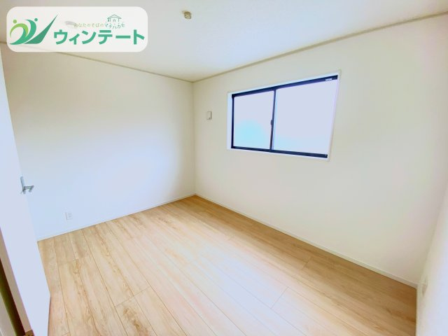 全室にしっかり採光を確保した明るい洋室。収納スペースもあり、家族それぞれのプライベート空間として快適に過ごせます。