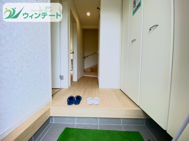 収納たっぷりの玄関で、靴やお出かけ用品をすっきり整理。いつでも気持ちの良い空間を保てます。