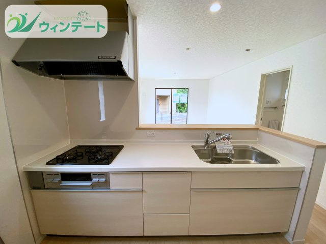 リビングとつながる対面キッチンは、家族の会話が弾む人気のスタイル。明るく清潔感のあるデザインです。