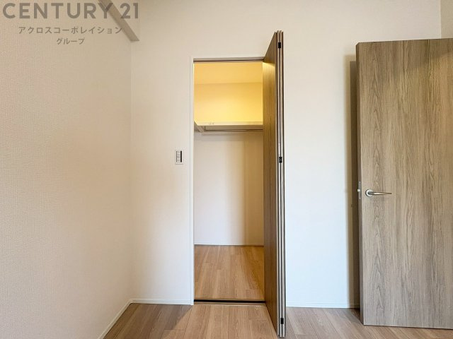 収納力が高く洋服や小物を整理しやすく、更衣室のように使え、部屋がすっきり保てます。収納の配置を自由に調整でき、換気性が良く防湿・防虫対策も可能。快適で機能的な生活空間を実現できます♪　