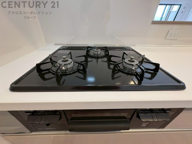 多数の調理器具を同時に使用でき、料理の効率化が可能。省エネで節約になり、様々な料理スタイルに適応できます。また、火力調整が独立しており、手入れや掃除もしやすく、今よりもっとお料理が楽しくなるかも。　