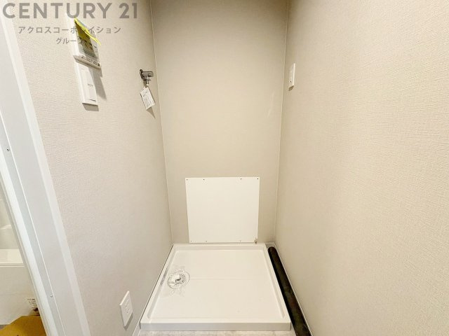 洗濯物の仕分け作業がしやすく、整理整頓が容易になります。洗濯音や湿気を他の部屋に持ち込まず、生活環境を快適に保ちます。上部を活用すれば収納スペースを確保でき洗剤や洗濯用品の整理もしやすくなります。　