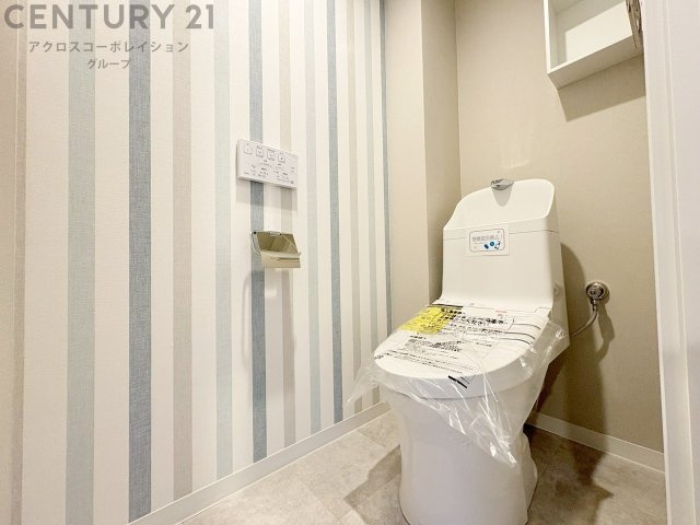 温水洗浄便座付トイレは温水洗浄機能により、暖かい水でおしりを洗浄することができ、冷たい水を使う従来の便座に比べ、温水洗浄機能で暖かいトイレを提供し、快適な使用を可能にします。　