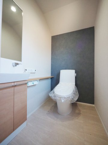 手洗い付きで清潔感のあるトイレです。