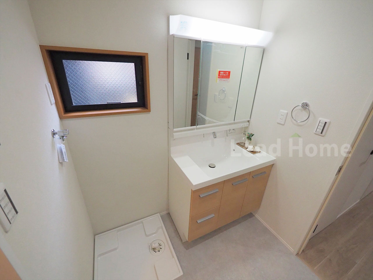 三面鏡付きの洗面台。