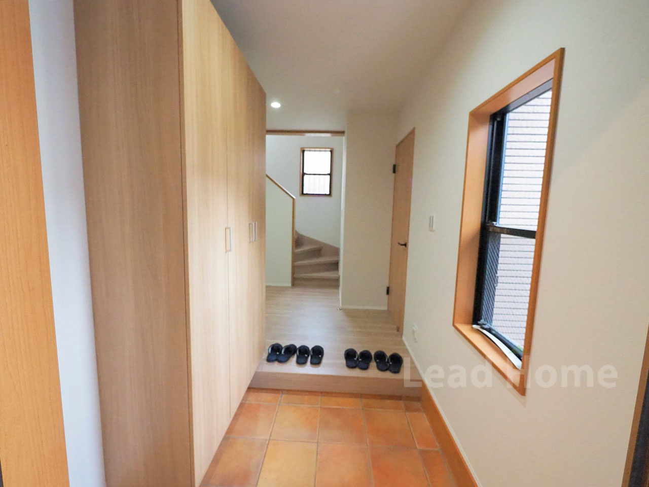 シューズボックス付きの玄関。