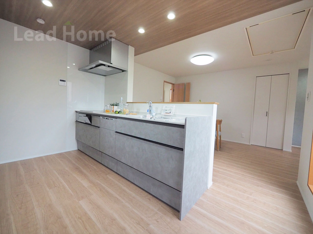 ご家族との会話が弾む対面式システムキッチン。