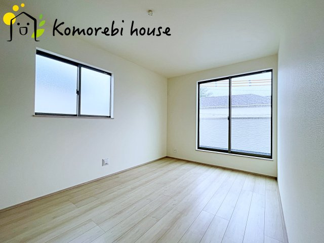 広くて明るい寝室