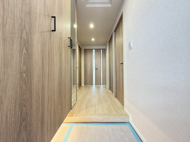 【リノベーション仕様】玄関入るとお洒落で綺麗なナチュラルの色彩です。