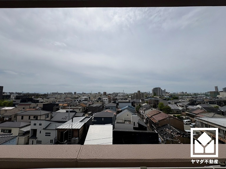 前面に視界を遮る高い建物がなく、開放的な景色が広がります。