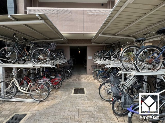 屋根付きなので、雨や風、直射日光から自転車を守ることができます。