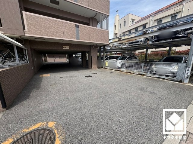 広々とした駐車スペースで、ストレスのない駐車を実現。日々の暮らしをより快適にサポートします。