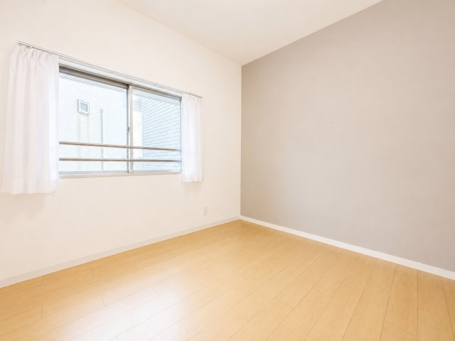 ◆室内はいつも明るい印象なので気持ちの良い朝を迎えられます。各部屋にはクローゼットを完備しており、収納が多いお家はすっきりして快適空間です。