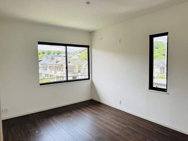 ～2階6.6帖の洋室　2面採光で明るく風通しの良いお部屋です～