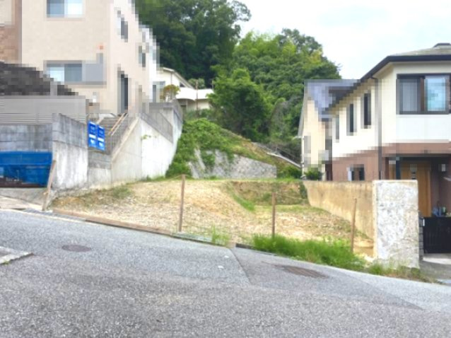 前面道路もゆとりある幅員を確保しているため、建築計画が立てやすく、車の出入りもスムーズな住環境です。
