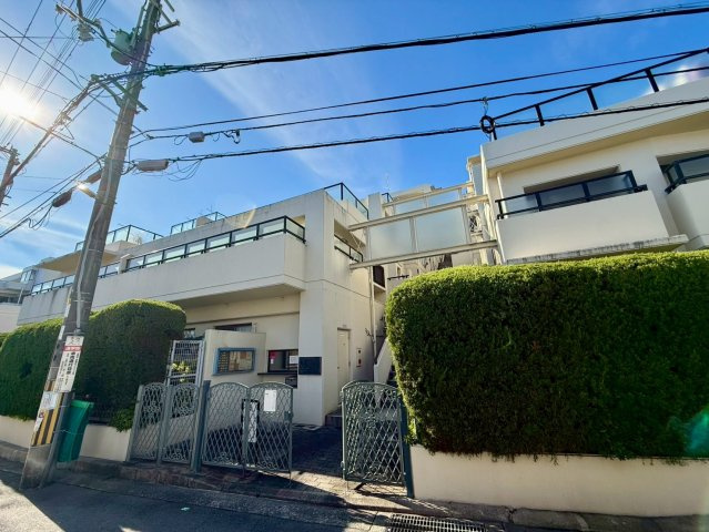 徒歩20分圏内でJR「川西池田」駅や阪急・能勢電鉄「川西能勢口」駅も利用でき、行き先に合わせた使い分けが可能です。