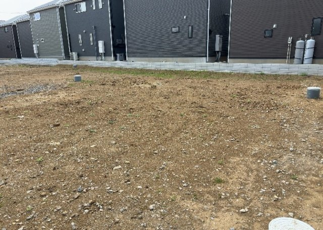 土地の形が極端に長細かったり、狭小地、あるいは道路との高低差がある傾斜地だった場合、後々売ろうとしても買い手がつかない場合もあります。後々、売却することになった時に価値の下がらない土地を選びましょう。