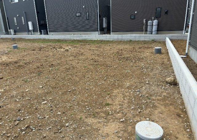 土地の面積＝住宅面積ではありません。建ぺい率の問題などで、土地のある場所によって住宅を建てられる面積は限られています。高さもしかり、「土地」という言葉の中には、建築条件も含まれると考えておきましょう。