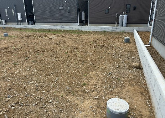 家を建てる場合、方位は要チェックです。現実的に日当たりのよい家ならばリビングは南側、建築基準法でも北側に当たる家への配慮は求められています。土地を見学に行く際は、方位磁針を持って行くようにしましょう。
