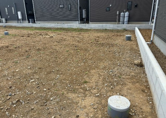 土地を買う際、住む地域の自治体や福祉の補助制度にも注目してみましょう。子供や老人の医療補助やゴミ出しのルールなど、自治体によってルールに大きな違いがあるため、暮らしやすい土地で判断するとよいでしょう。
