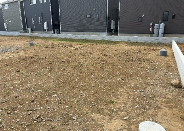 土地の前の道路に消火栓が設置されていることがあります。この場合、道路交通法第45条第1項により、駐車禁止の場所が指定されています。そのため、車庫などの駐車スペースをつくることができない場合があります。