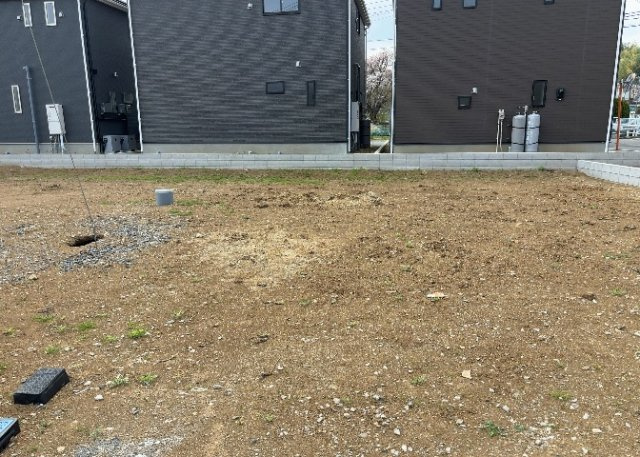 土地購入を検討されている場合、境界杭がない状態で購入してしまうと境界確定測量をする必要があり、費用がかかります。購入の前に、売主、隣土地所有者立ち合いのもと境界を確定し境界杭を設置するのがベストです。