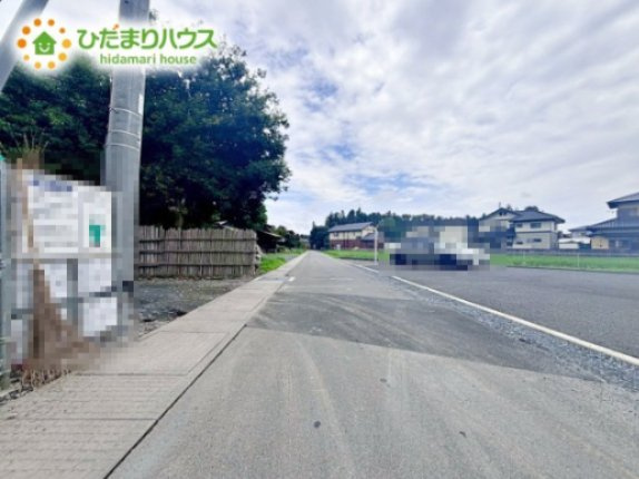 前面道路が広く、車の出し入れしやすい。