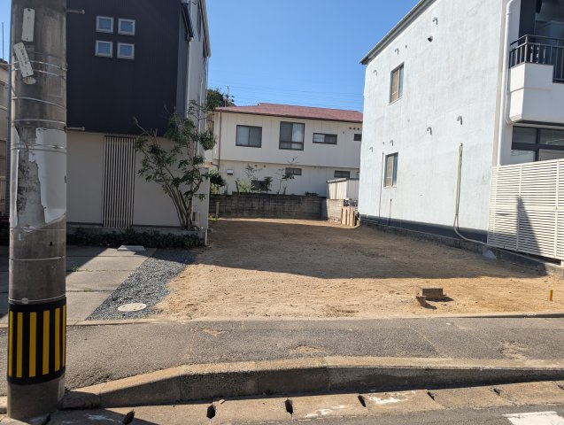 正面から撮影した現地の様子です。両隣には新しい住宅が建ち並び、街並みもすっきりとした印象。現況更地のため建築計画が立てやすく、理想の住まいづくりをスタートできる環境が整っています。