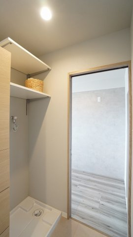 洗濯機置き場（パン）　廊下、キッチンからも出入りできる優れた2WAY動線設計