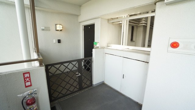 909号室の玄関　プライベートポーチつき